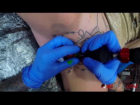 ❤️ Extremadamente tatuado hottie Sully Savage consiguió un tatuaje en su clítoris ❤️ Video de porno en es.pornoklinge.ru ❌️❤️❤️❤️❤️❤️❤️❤️